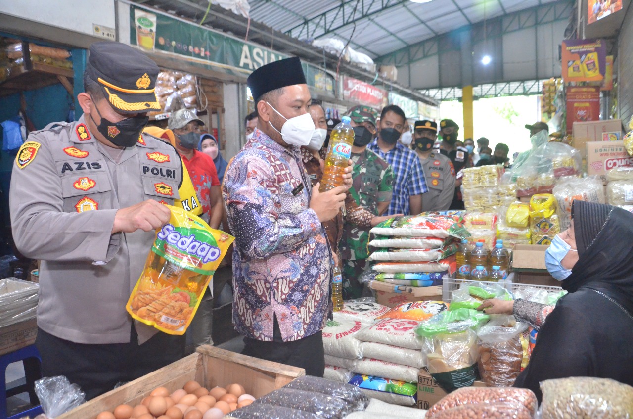 Pastikan Ketersedian Minyak Goreng, Bupati Gresik Sidak Pasar dan Swalayan