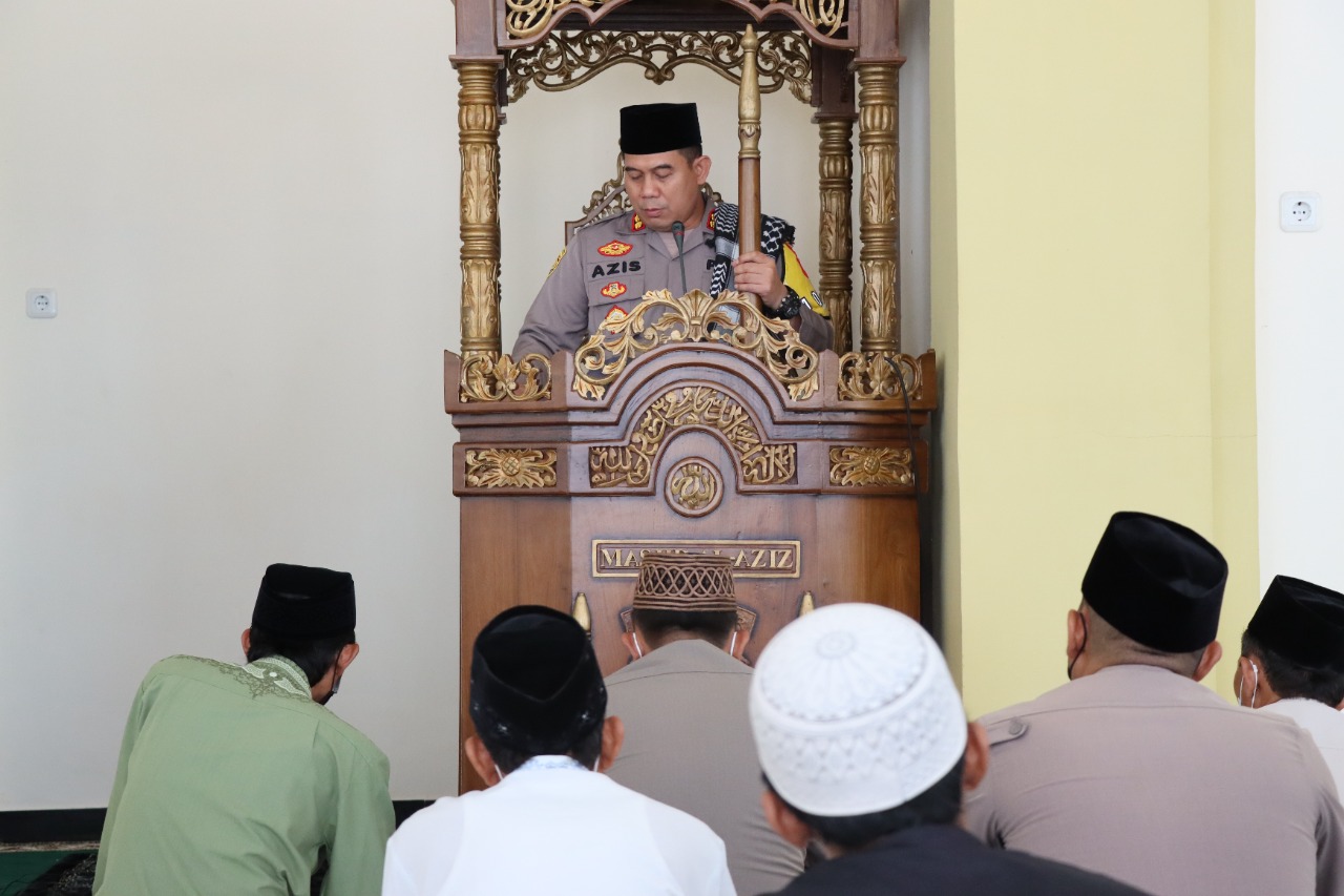 Khutbah Perdana Kapolres Gresik di Masjid Al Aziz
