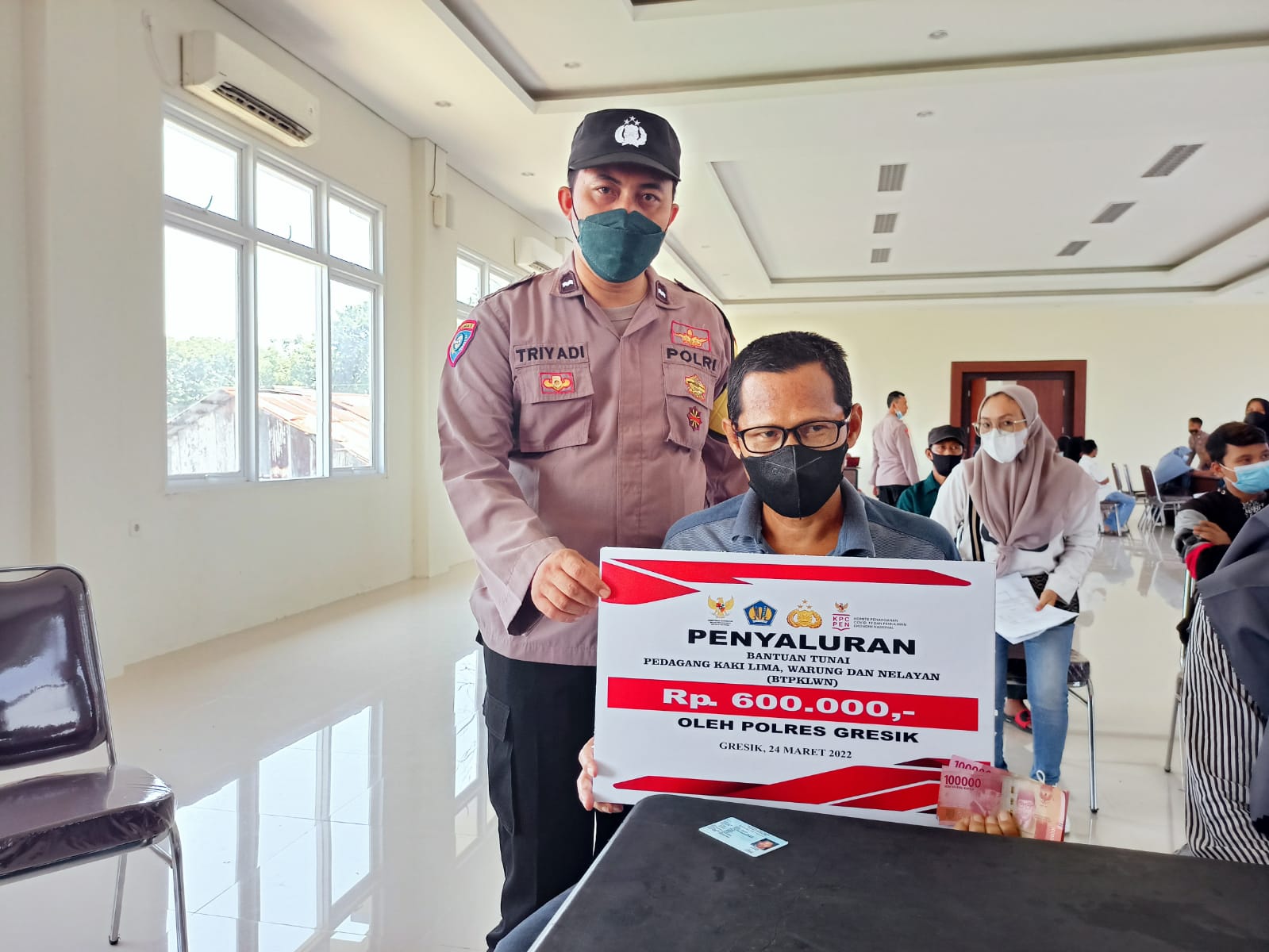 Polisi di Gresik Jemput Warga Yang Sakit Ambil Bantuan Tunai