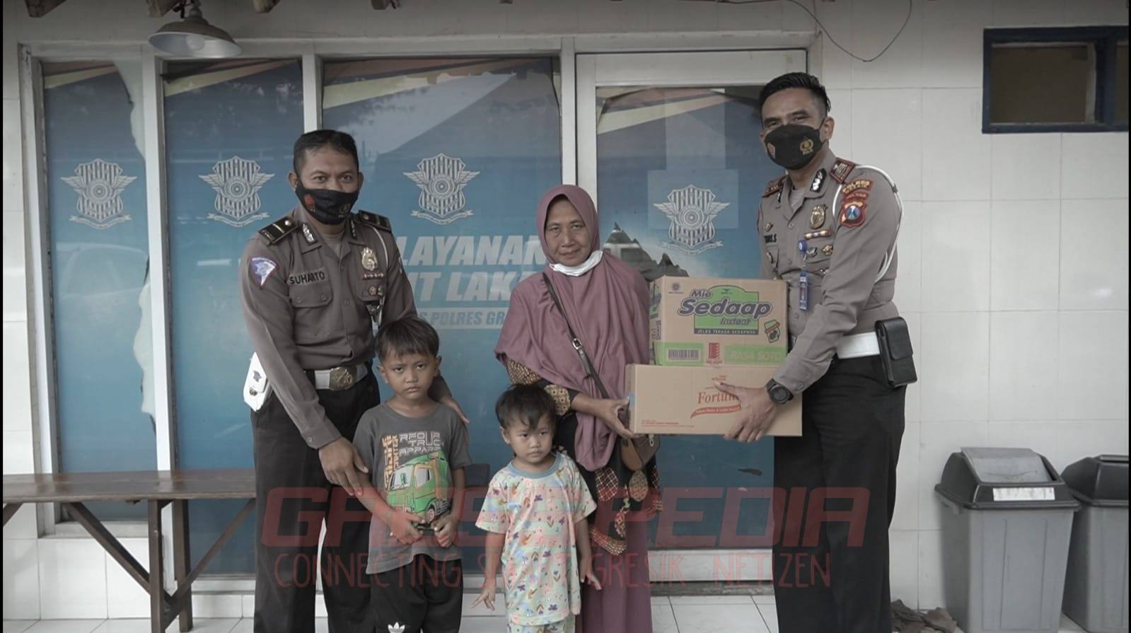 Satlantas Polres Gresik Peduli Kepada anak Yatim Piatu Korban Laka