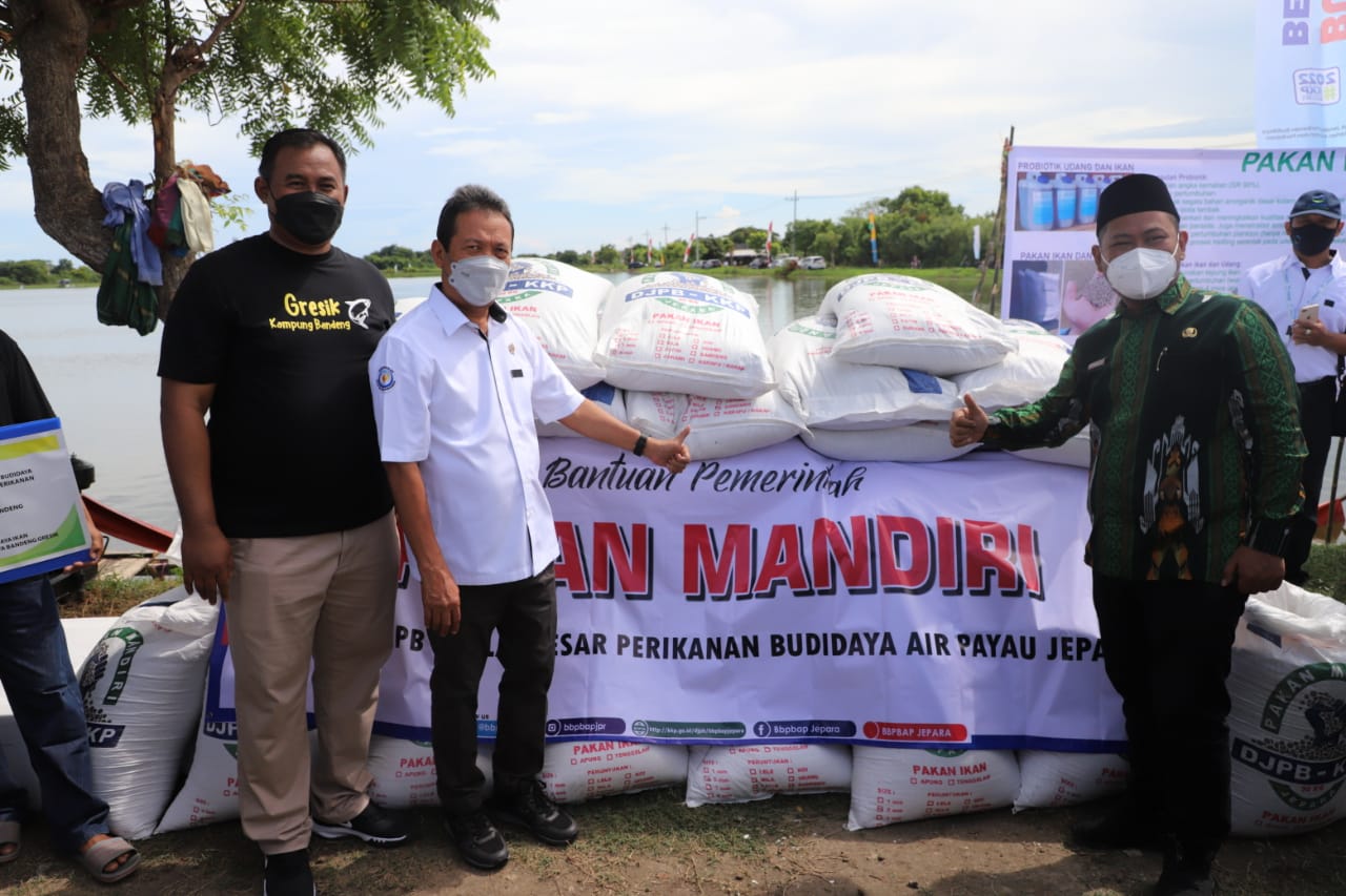 Menteri KKP Trenggono Kunjungi Kampung Budidaya Bandeng Pangkah Wetan