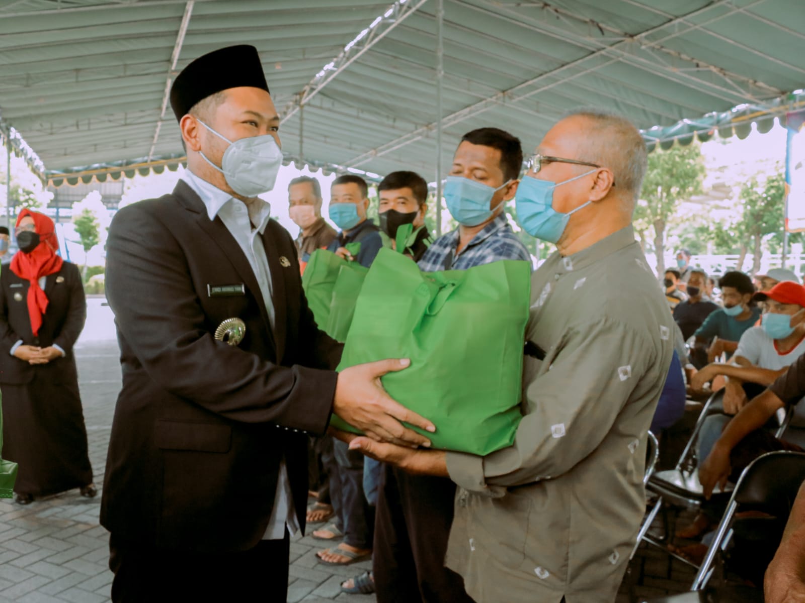 Sopir Angkot dan Ojek Motor di Gresik Mendapat Paket Sembako dari Bupati