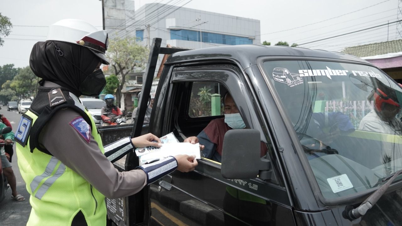 Cegah Penyebaran Covid-19, Polres Gresik Bagi-bagi Masker di Jalan