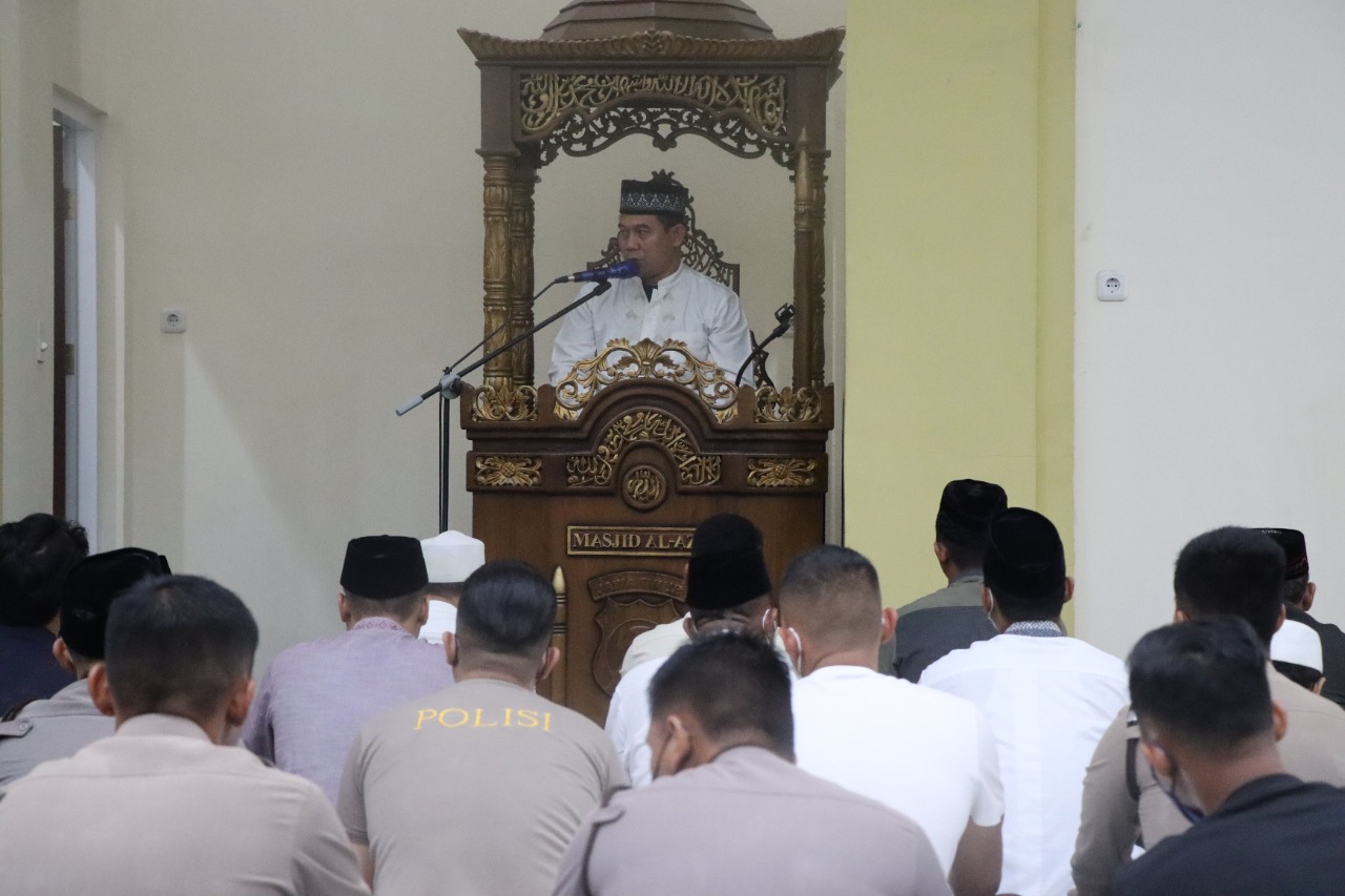 Hidupkan Malam Ramadhan, Kapolres Gresik jadi Imam Sholat Tarawih dan Tadarus