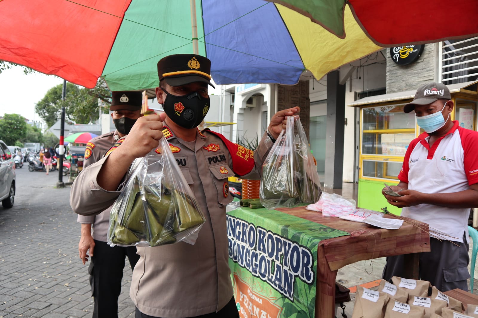 Usai Bagikan Masker, Polisi Borong Bongko Kopyor Takjil Khas Gresik