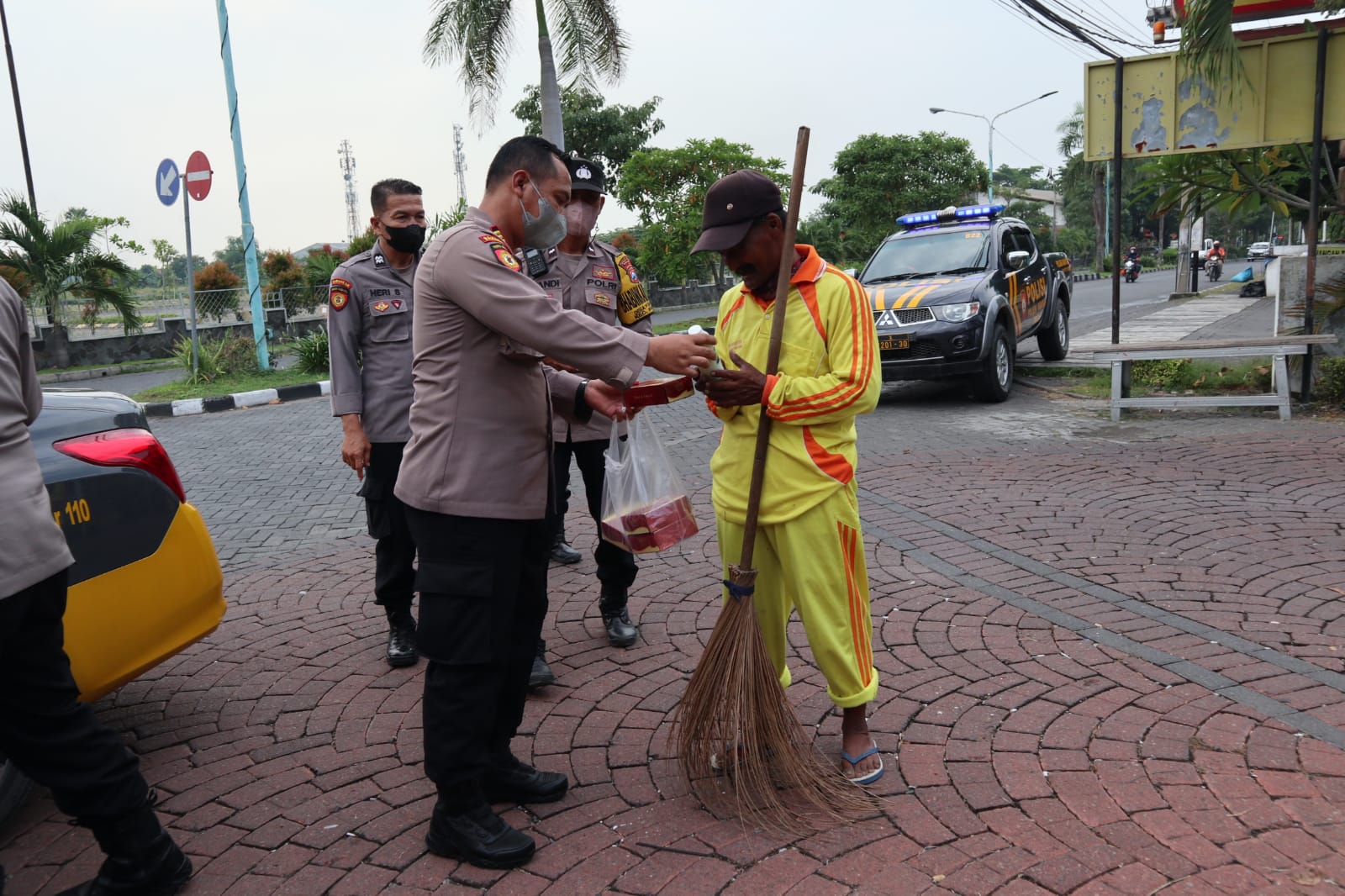 Usai Borong Cendol Daun Kelor, Kapolsek Manyar Berbagi Takjil dengan Pemulung