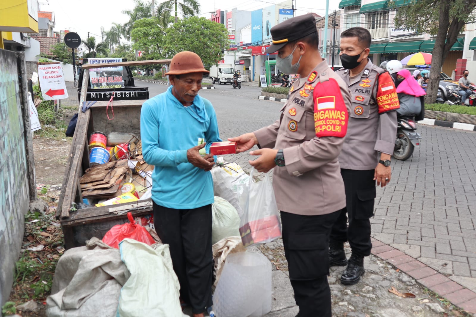 Usai Borong Cendol Daun Kelor, Kapolsek Manyar Berbagi Takjil dengan Pemulung