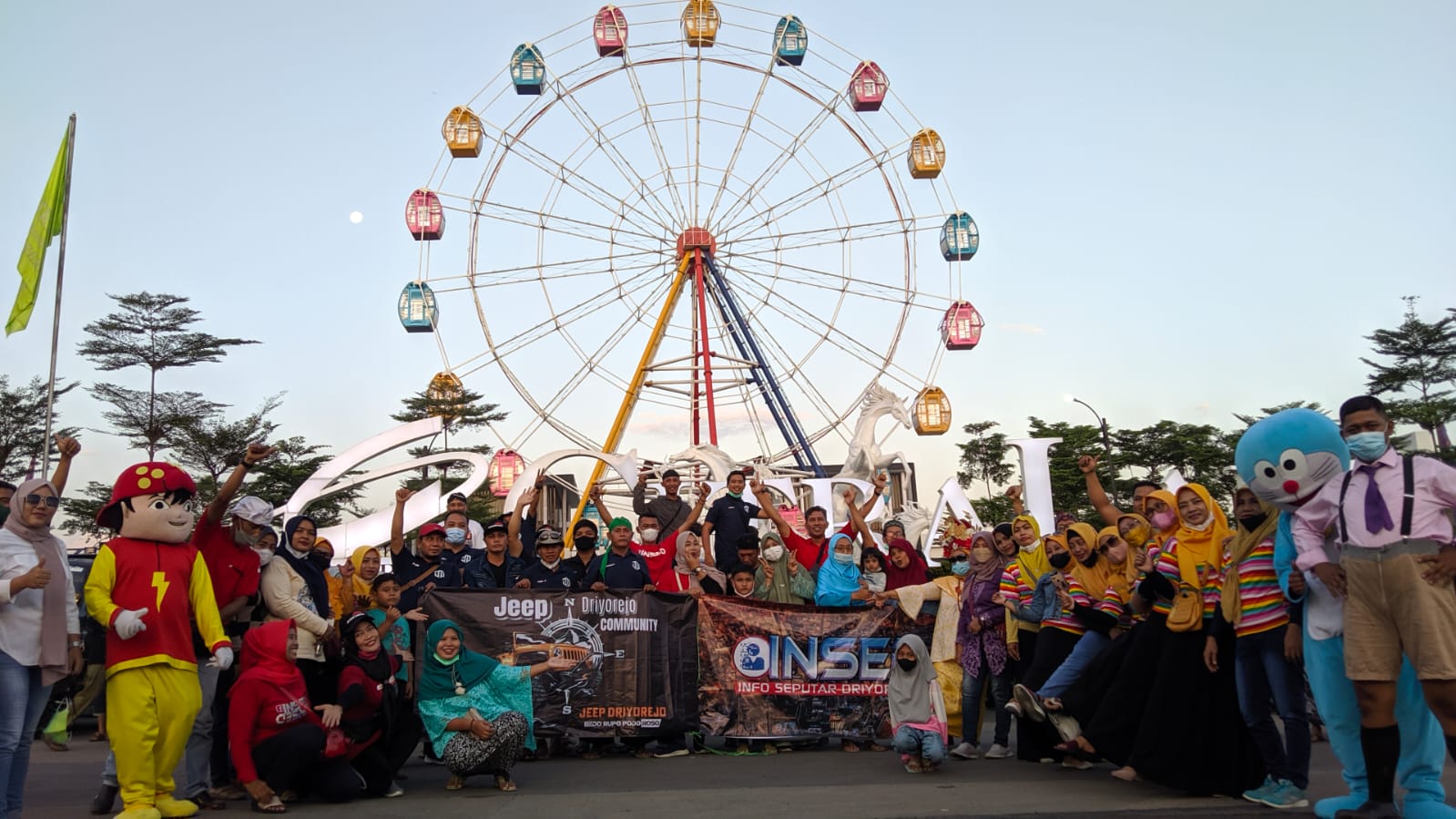 Komunitas INSED Bagi Takjil dan Hibur Masyarakat Gresik Dengan Cara Unik