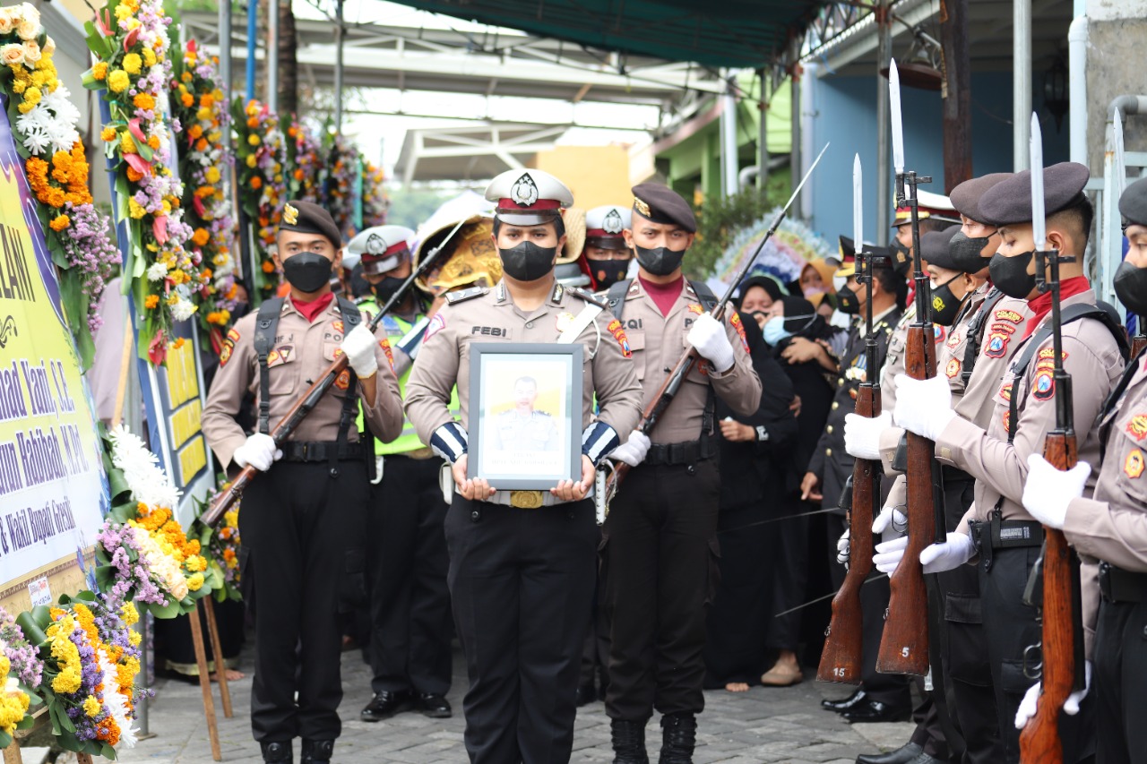 Polres Gresik Beri Penghormatan Terakhir Aiptu Jailani