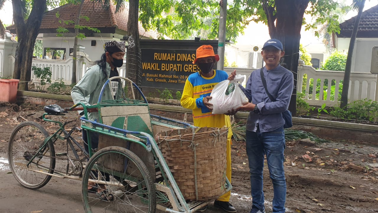 Gandeng Wabup Gresik, KWG Berikan Paket Sembako Untuk Warga Kurang Beruntung