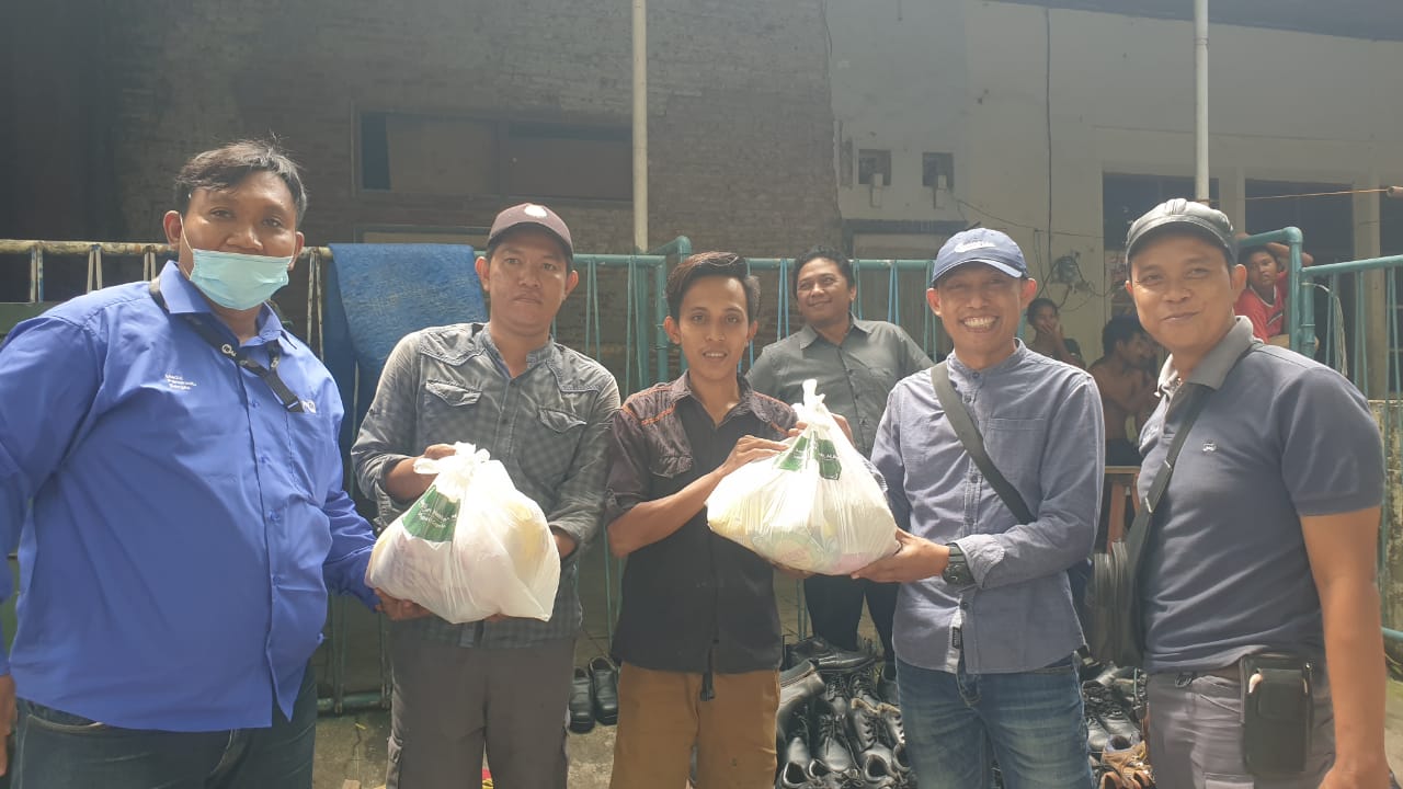 Gandeng Wabup Gresik, KWG Berikan Paket Sembako Untuk Warga Kurang Beruntung