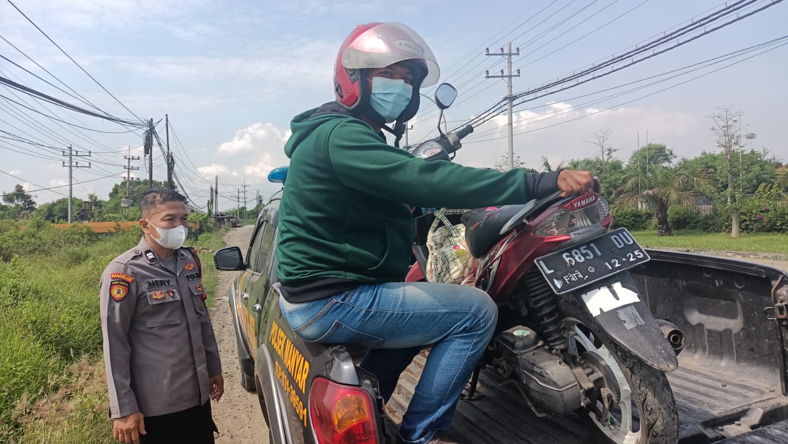 Polisi Gresik Bantu Pemudik Yang Motornya Mogok ke Bengkel