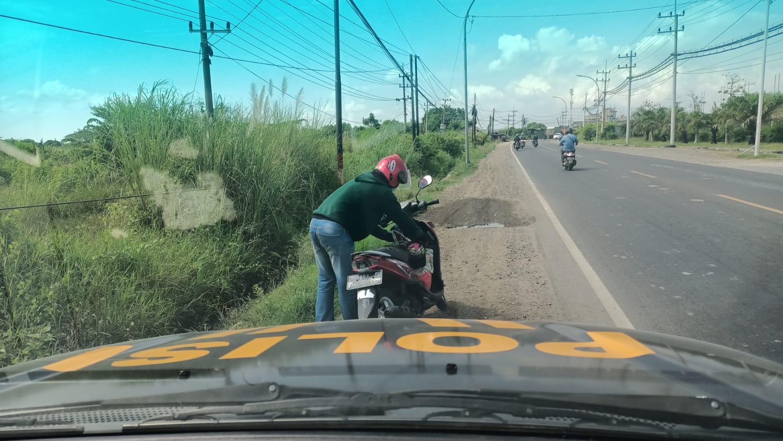 Polisi Gresik Bantu Pemudik Yang Motornya Mogok ke Bengkel