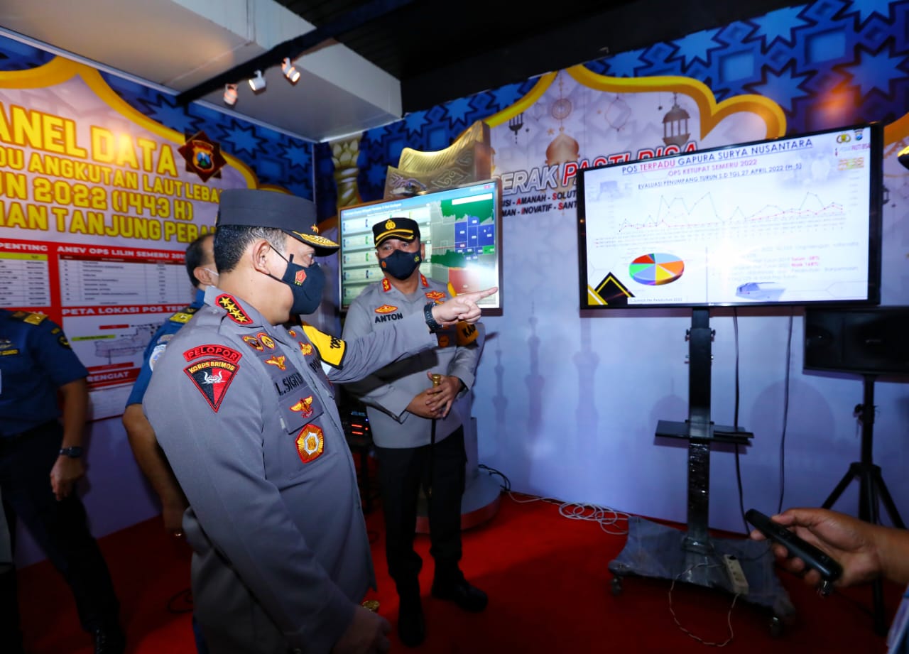Tinjau Pelabuhan Tanjung Perak, Kapolri: Transportasi Laut Alternatif Kurangi Kemacetan Arus Mudik