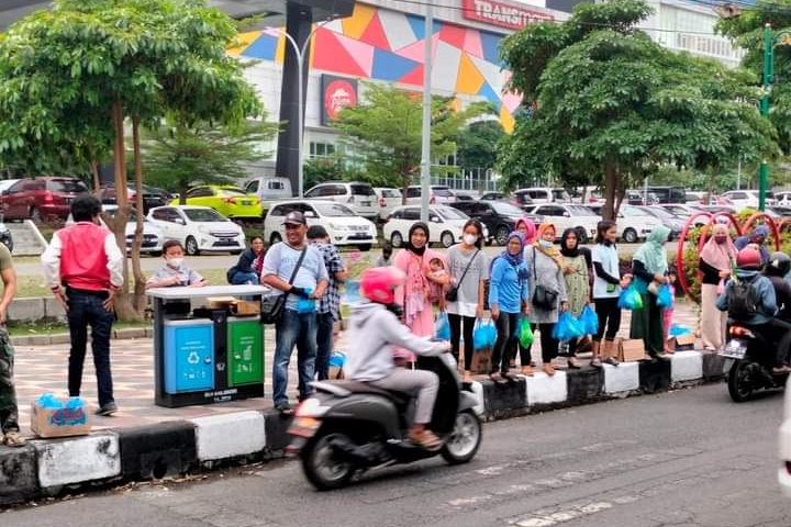 Komunitas Gresik Cangkrukan Tebar Kebaikan Lewat Ratusan Takjil Gratis