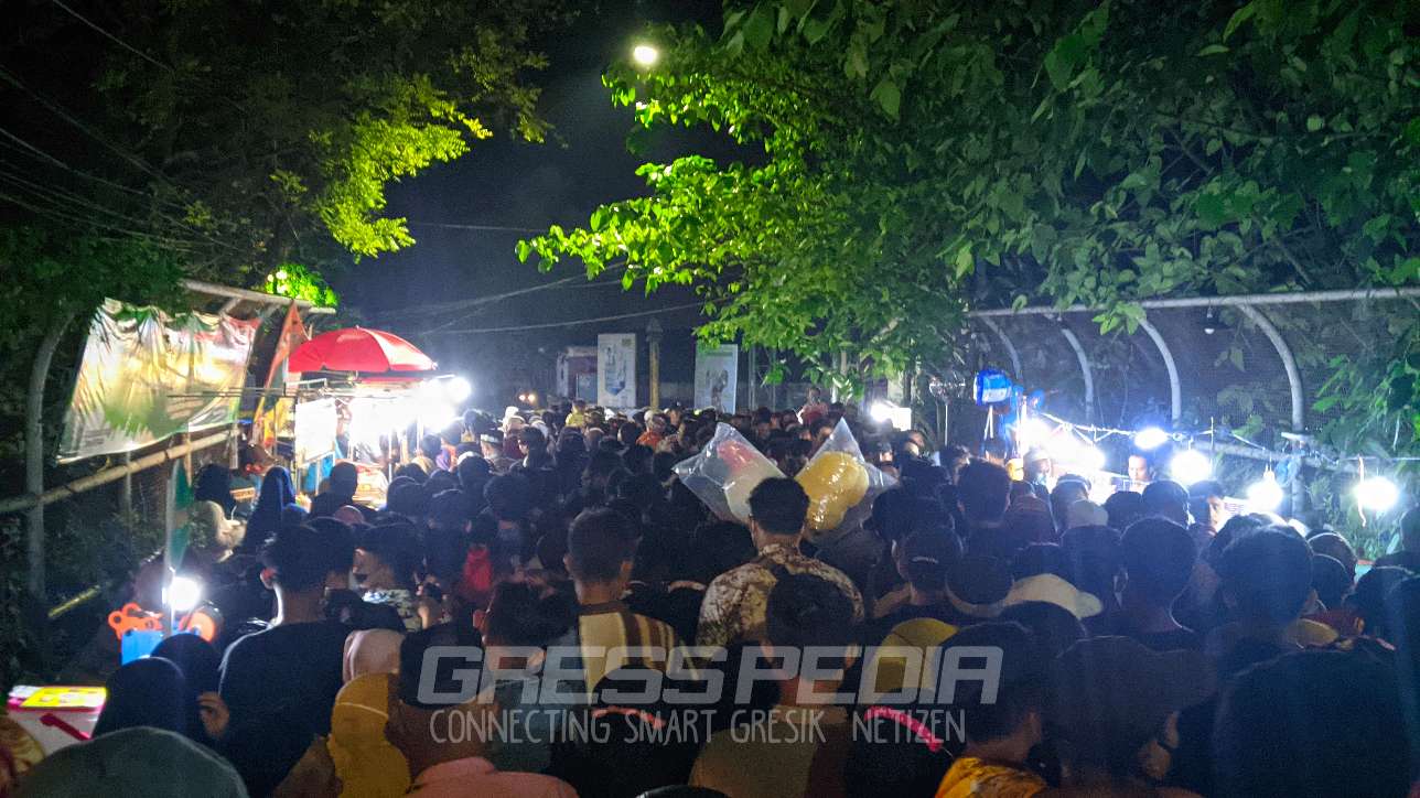 Antusiasme Warga Gresik Ketika Malam Selawe Tiba