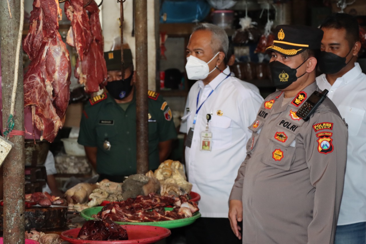 Polres Gresik Bersama Satgas PMK Tinjau Pasar dan Kandang Sapi