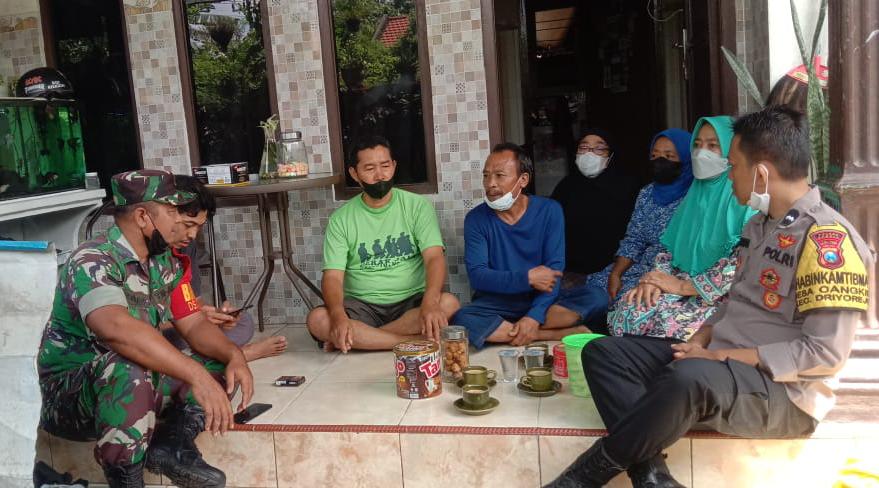 Cangkruk Bareng Warga, Bhabinkamtibkas di Gresik Serap Aspirasi dan Informasi