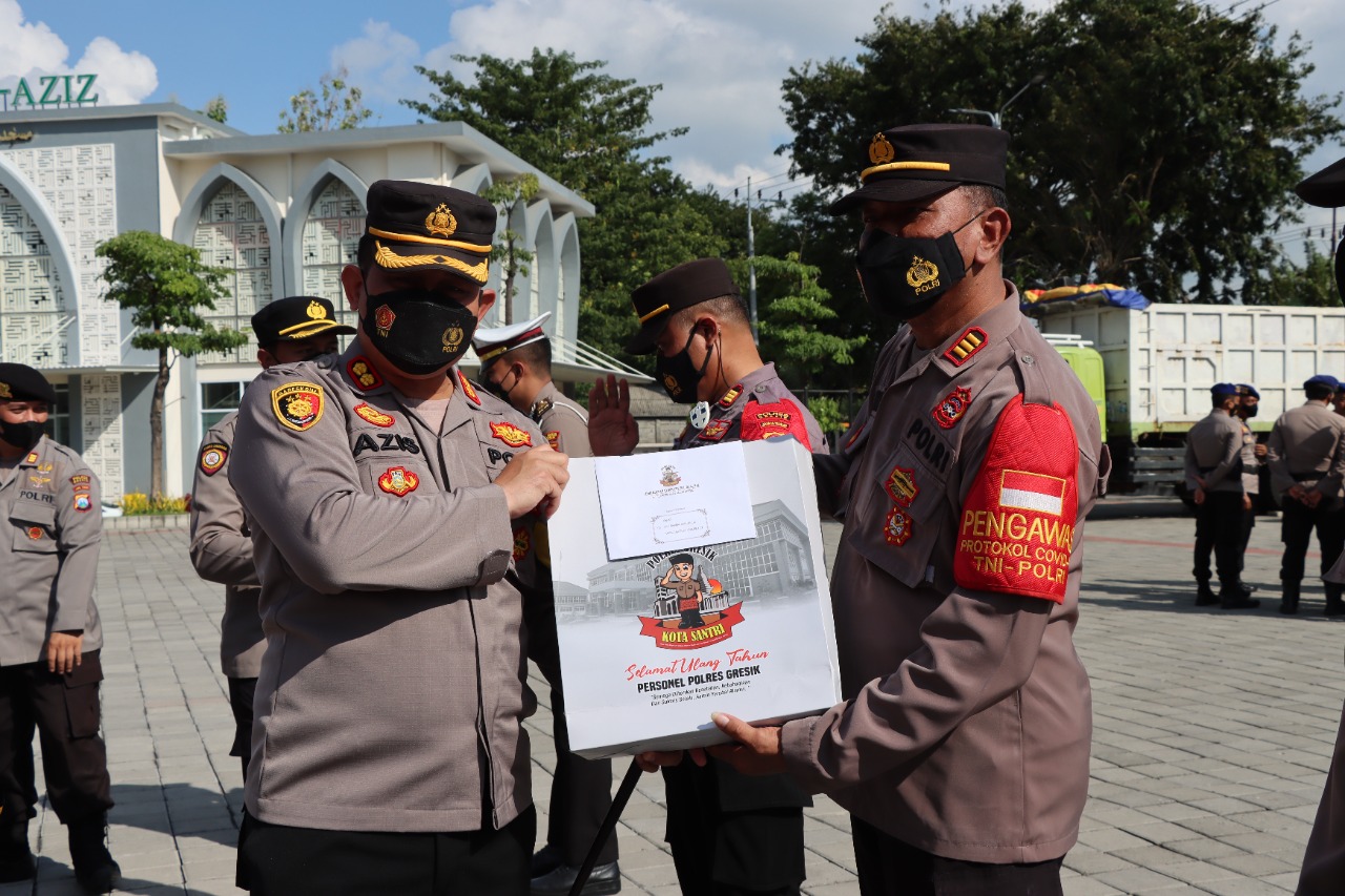 Kapolres Gresik Beri Surprise Anggota Yang Berulang Tahun Bulan Mei 