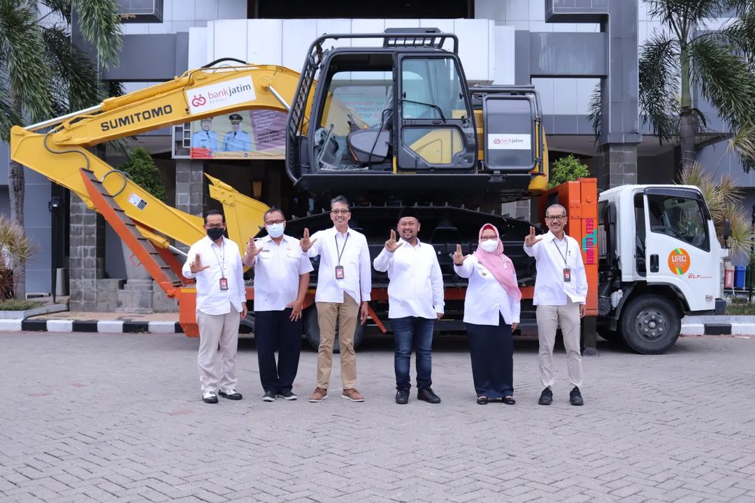 Bantu Pemkab Gresik Tuntaskan Banjir Kali Lamong, Bank Jatim Beri 1 Unit Excavator