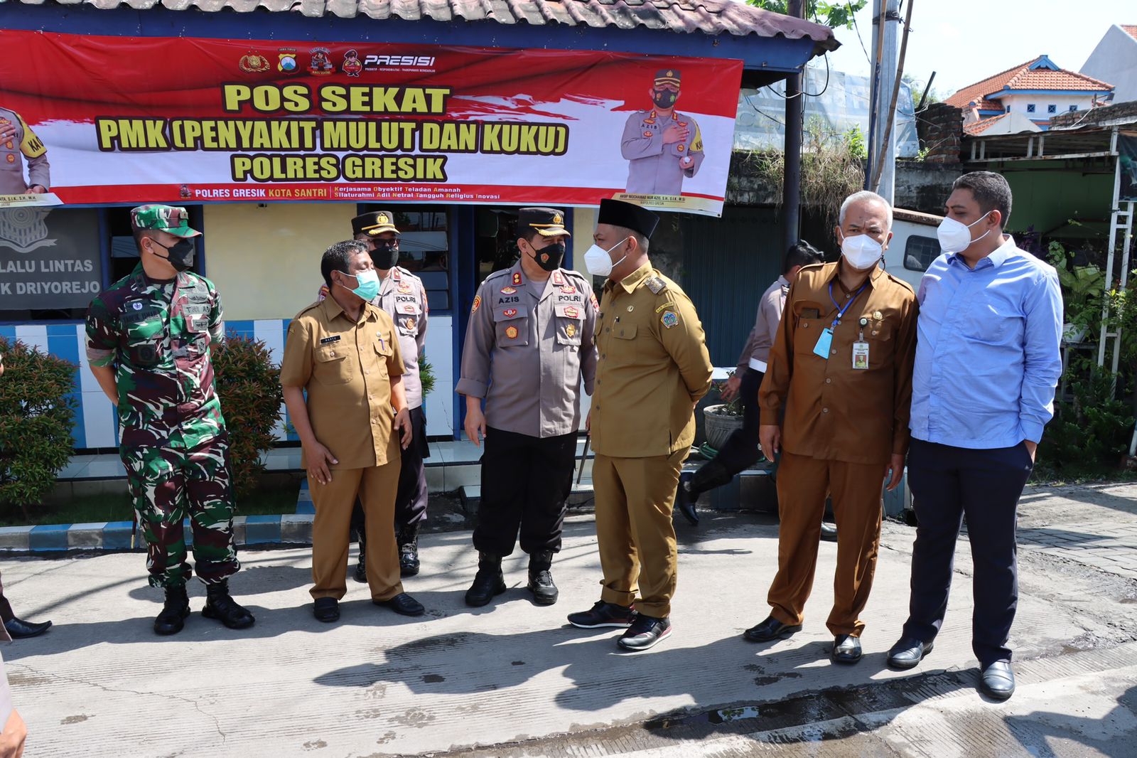 Kapolres Gresik Bersama Forkopimda Pimpin Penyekatan Hewan Ternak di Perbatasan