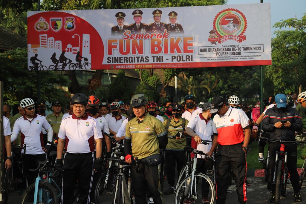 Jelang HUT Bhayangkara, Ratusan TNI - Polri di Gresik Sinergi Gowes Bareng