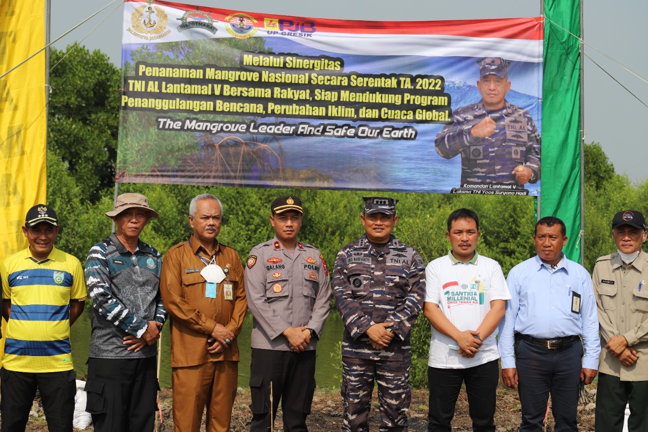 Polres Gresik Turut Tanam Mangrove Secara Serentak di Wilayah Kerja Lantamal V Tahun 2022
