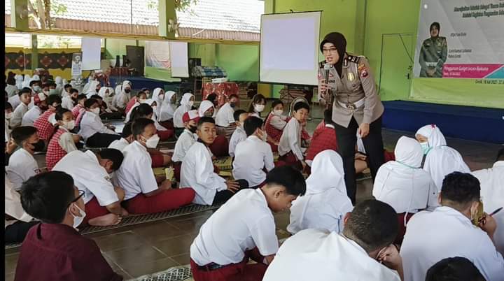 Tanamkan Disiplin Lalu Lintas Sejak Dini, Satlantas Polres Gresik Gelar Police Goes To School