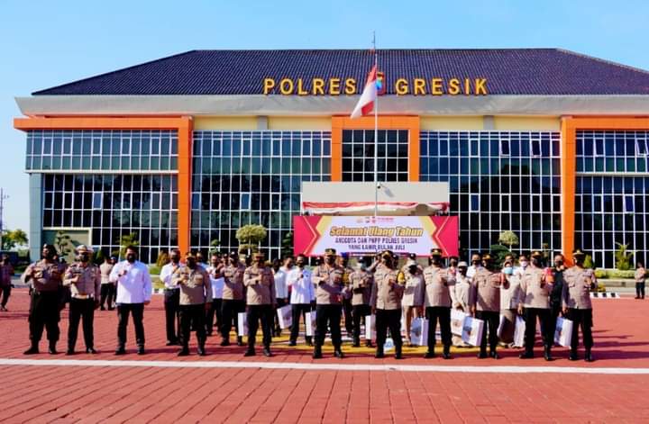 Kapolres Gresik Rayakan Ulang Tahun Puluhan Personel dan Beri Pesan Kamtibmas