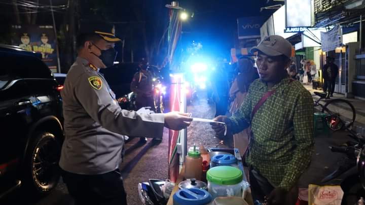 Ciptakan Kamtibmas, Polres Gresik Gelar Patroli Skala Besar dan Bagikan Masker