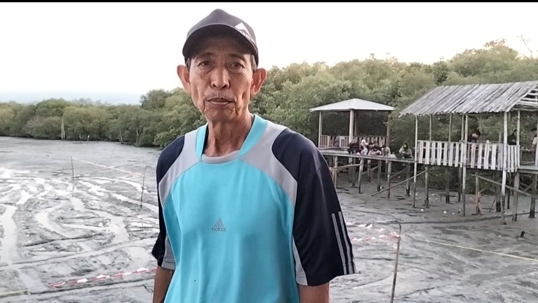 Serunya Lomba Ski Lot atau Selancar Lumpur Peringati HUT RI ke 77 di Pantai Karangkiring Gresik