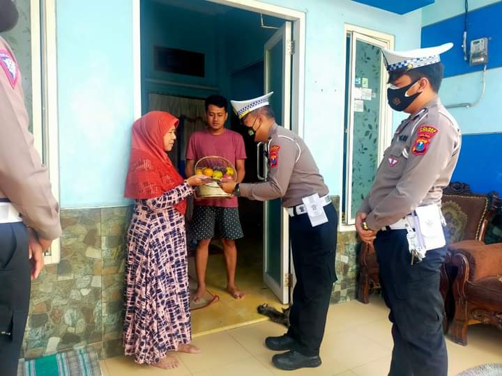 Satlantas Polres Gresik Peduli, Anjangsana Datangi Keluarga Korban Laka