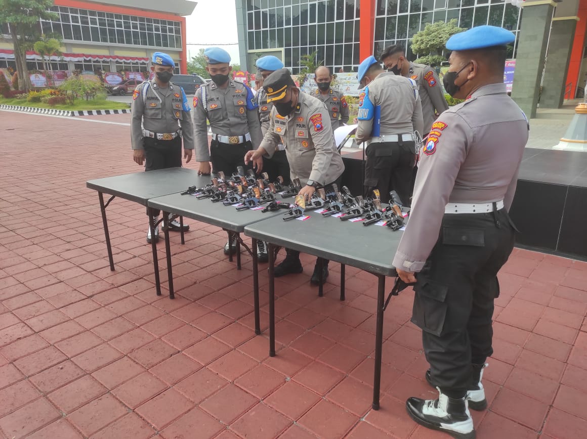 Polres Gresik Gelar Pemeriksaan Senpi Anggota Secara Berkala