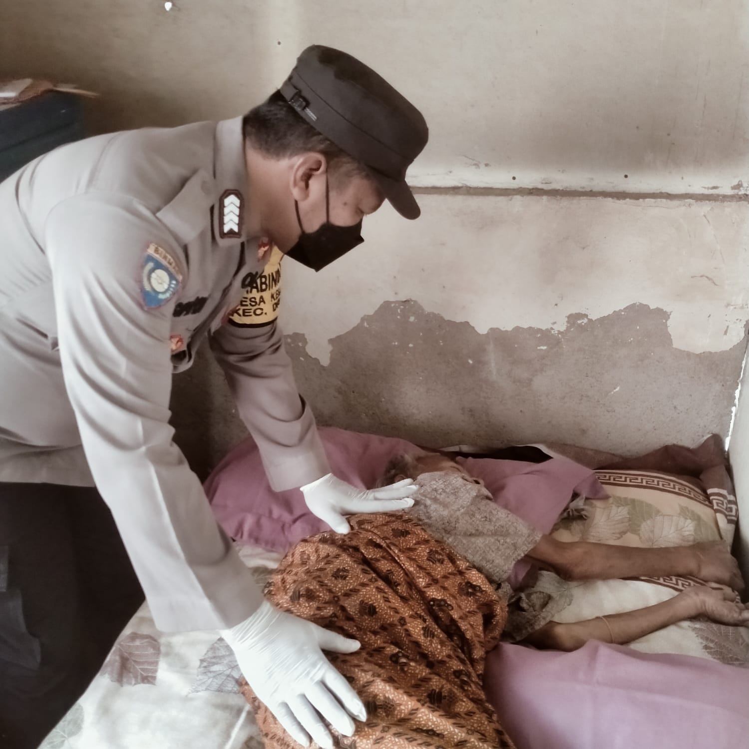 Kapolsek Driyorejo Gresik Bersama Muspika Peduli Manula