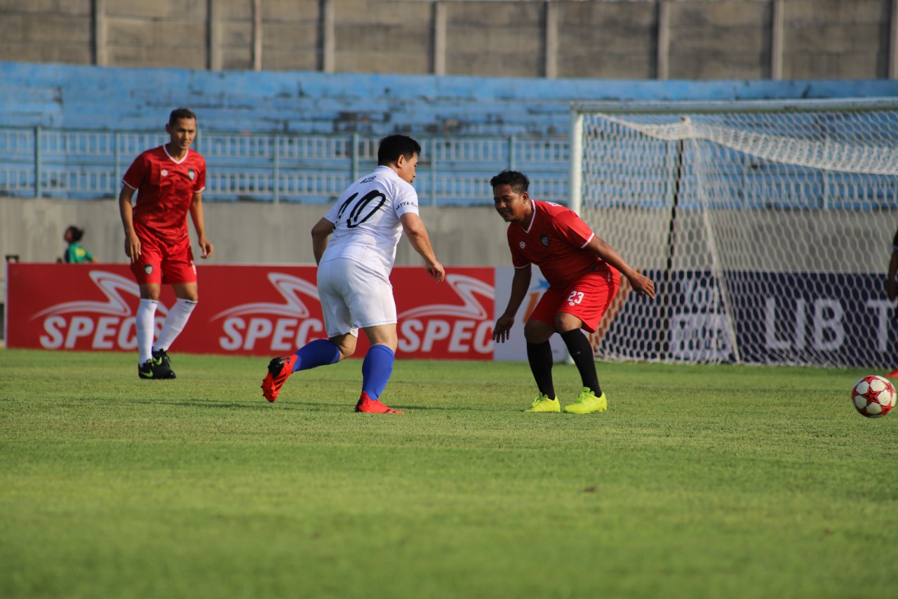 Kapolres Gresik Tanding Sepak Bola Lawan Pemkab Gresik
