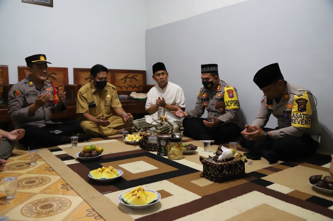 Turut Bela Sungkawa Kapolres Gresik Anjangsana Ke Warga Gresik Korban Tragedi Kanjuruhan
