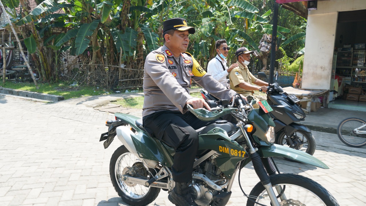 Berkunjung ke Lokasi TMMD, Kapolres Gresik Support Tim Satgas TMMD di Mengare