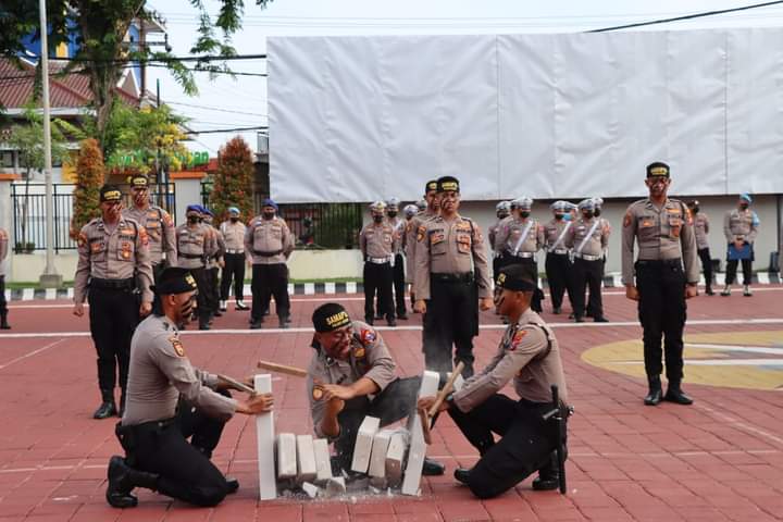 Atraksi Bela Diri Buka Tradisi Penyambutan Bintara Remaja di Polres Gresik