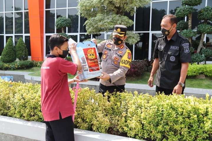 HUT Humas Polri ke-71, Kapolres Gresik Bagikan Paket Sembako Ke Petugas Kebersihan