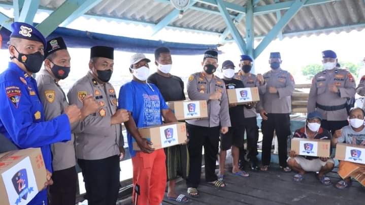 HUT Polairud ke-72, Kapolres Gresik Bagikan Sembako kepada Nelayan