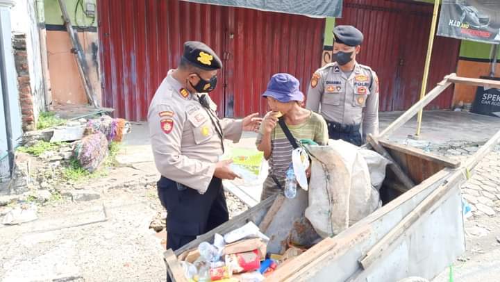 Polisi Gresik Patroli Sambil Bagi Nasi Bungkus Ke Tukang Becak dan Pedagang Asongan