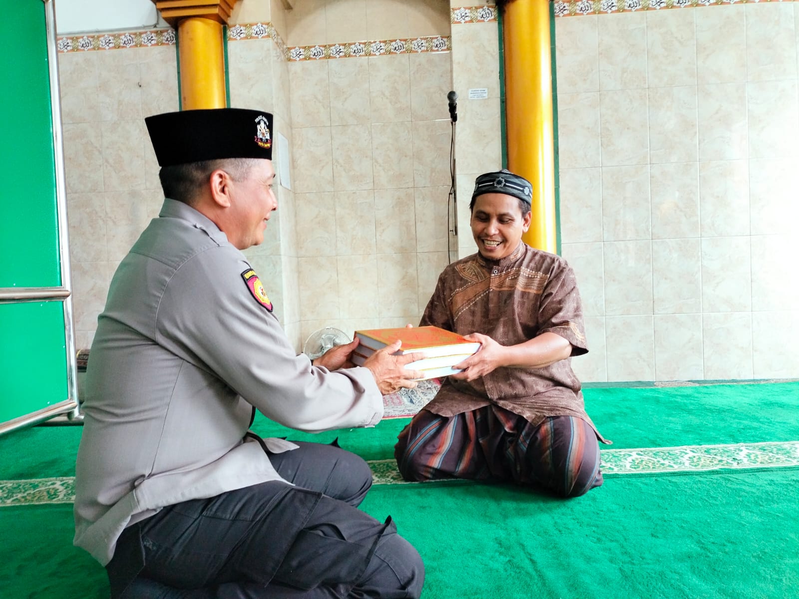 Jumat Berkah, Polisi di Gresik Wakafkan Al-Qur'an ke Mushola