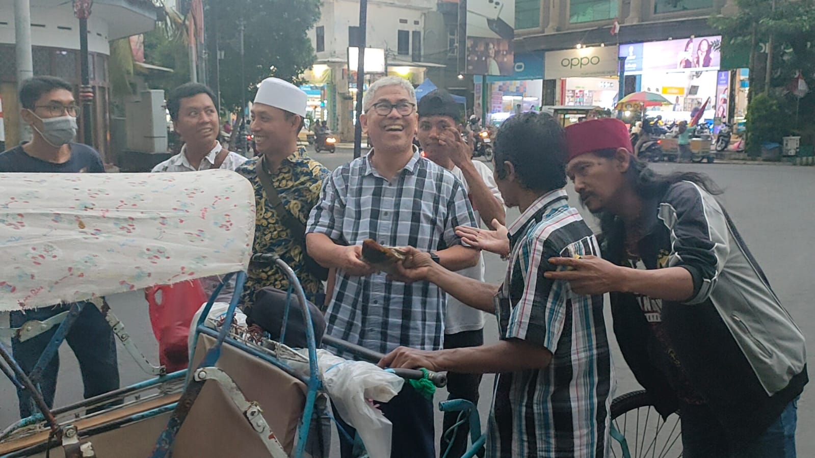 Syukuran Penetapan WBTB, Anggota DPR RI Bagikan Nasi Krawu di Bandar Grisse