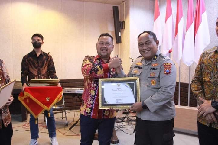 AKBP Mochamad Nur Azis Dapat Penghargaan Dari Bupati Gresik