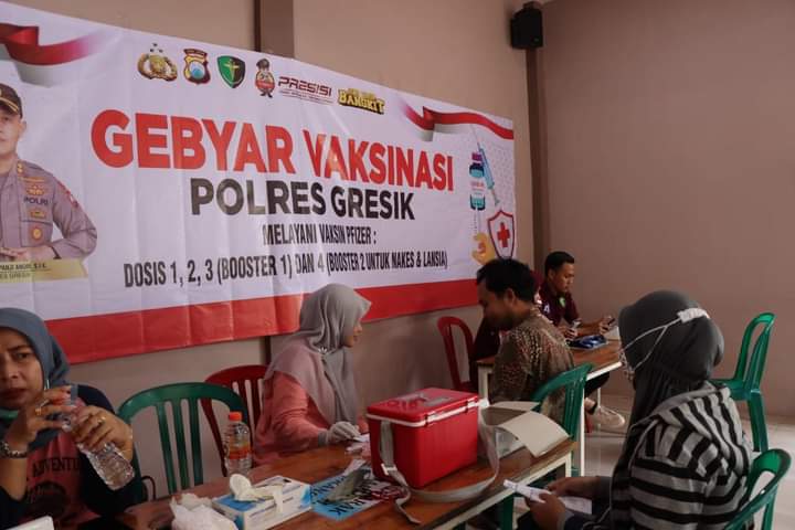 Polres Gresik Gelar Vaksinasi di Tempat Wisata Menganti