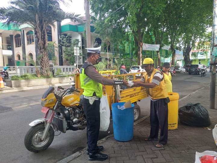 Satlantas Polres Gresik Berbagi Ratusan Sembako Ke Warga Kurang Mampu