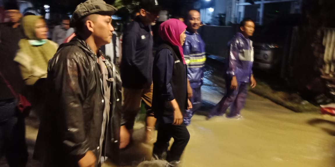 Kapolsek Driyorejo Dampingi Gubernur Jawa Timur Tinjau Lokasi Banjir di Gresik