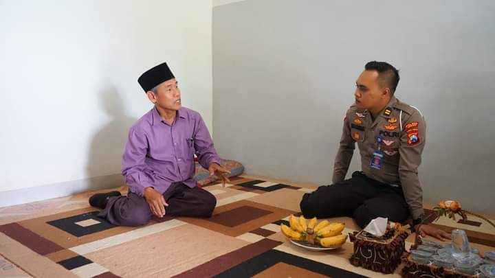 Polres Gresik Tinjau Kesehatan Orang Tua Almarhum Hidayatus Tsania Korban Tragedi Kanjuruhan