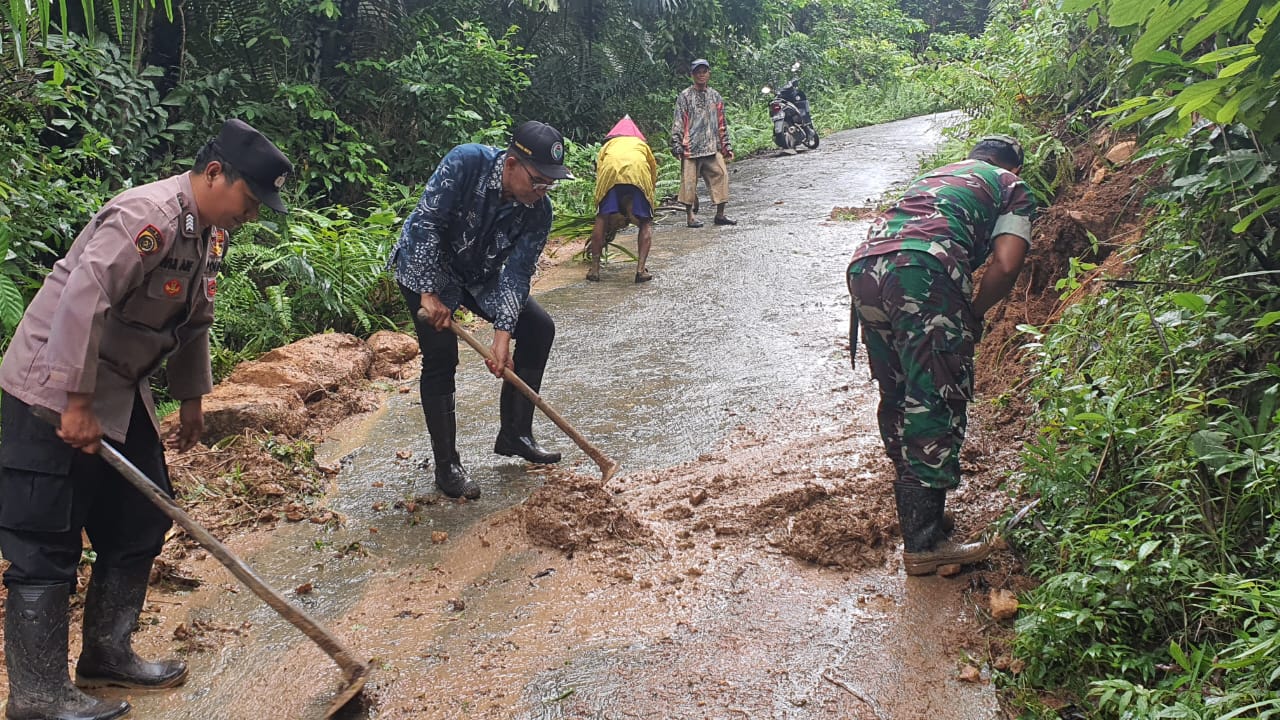 Polisi Bantu Bersihkan Lumpur Pasca Musibah Longsor di Pulau Bawean