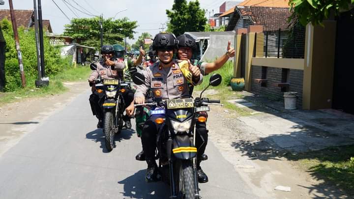 Kompak TNI-Polri di Gresik Patroli Naik Motor Bersama Jaga Keamanan Masyarakat